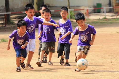 Hào hứng tham gia chơi bóng đá